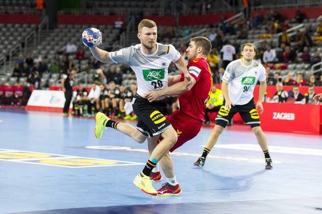 Philipp Weber (Nr. 20, Deutschland) gegen Igor Radojevic (Nr. 15, Montenegro). Deutschland - Montenegro, Vorrunde, Handball, EHF Euro 2018, 13.01.18 Zagreb Zagreb Croatia Arena Copyright: xAgentur54Gradx xFelixxKoenigx
