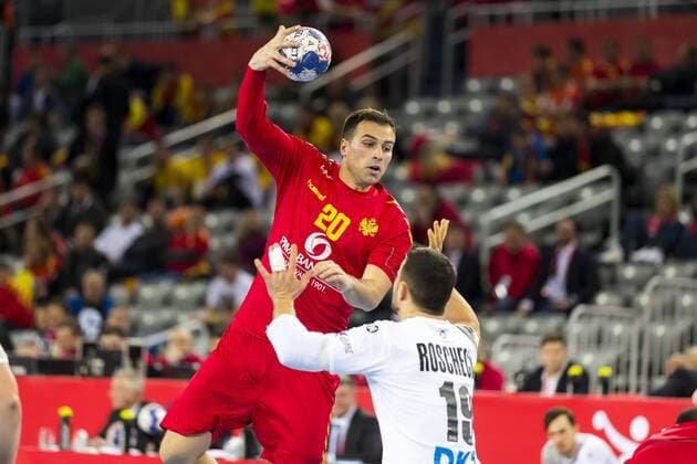 Stevan Vujovic (Nr. 20, Montenegro) gegen Bastian Roschek (Nr. 19, Deutschland). Deutschland - Montenegro, Vorrunde, Handball, EHF Euro 2018, 13.01.18 Zagreb Zagreb Croatia Arena Copyright: xAgentur54Gradx xFelixxKoenigx