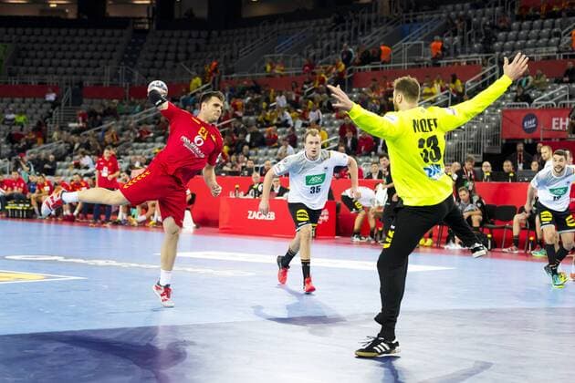 Torhueter Andreas Wolff (Nr. 33, Deutschland) pariert einen Siebenmeterversuch gegen Vasko Sevaljevic (Nr. 21, Montenegro). Deutschland - Montenegro, Vorrunde, Handball, EHF Euro 2018, 13.01.18 Zagreb Zagreb Croatia Arena Copyright: xAgentur54Gradx xFelixxKoenigx