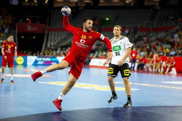 Nebojsa Simovic (Nr. 18, Montenegro) gegen Paul Drux (Nr. 95, Deutschland). Deutschland - Montenegro, Vorrunde, Handball, EHF Euro 2018, 13.01.18 Zagreb Zagreb Croatia Arena Copyright: xAgentur54Gradx xFelixxKoenigx