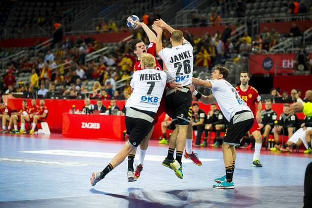Vladan Lipovina (Nr. 93, Montenegro) scheitert an Patrick Wiencek (Nr. 7, Deutschland), Maximilian Janke (Nr. 26, Deutschland) und Kai Haefner (Nr. 25, Deutschland). Deutschland - Montenegro, Vorrunde, Handball, EHF Euro 2018, 13.01.18 Zagreb Zagreb Croatia Arena Copyright: xAgentur54Gradx xFelixxKoenigx