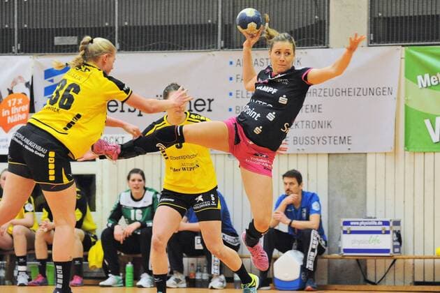 Marija Obradovic (TusSis Metzingen 51) gegen Vivien Jaeger (Schwaben Hornets 36) Handball,Frauen,andball,Frauen,DHB-Pokal,Viertelfinale,13.01.2018, Foto:TBaur Eibner Nellingen Copyright: xEIBNER Tobias_Baurx EP_TBR
