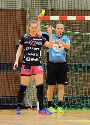 Gelbe Karte gegen Maren Weigel (TusSis Metzingen 22) Handball,Frauen,andball,Frauen,DHB-Pokal,Viertelfinale,13.01.2018, Foto:TBaur Eibner Nellingen Copyright: xEIBNER Tobias_Baurx EP_TBR