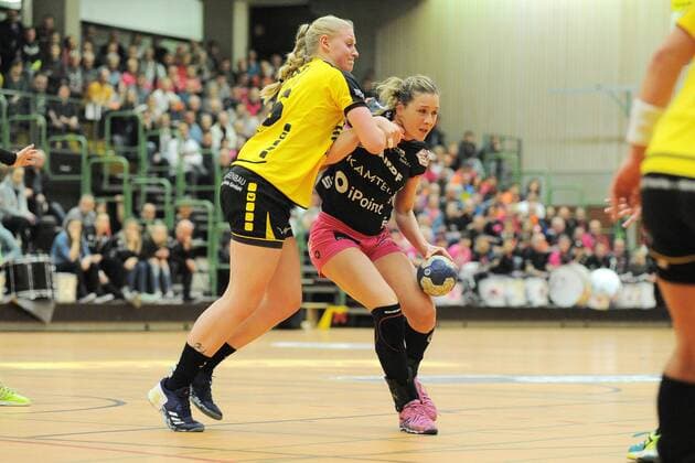 Marija Obradovic (TusSis Metzingen 51) gegen Vivien Jaeger (Schwaben Hornets 36) Handball,Frauen,andball,Frauen,DHB-Pokal,Viertelfinale,13.01.2018, Foto:TBaur Eibner Nellingen Copyright: xEIBNER Tobias_Baurx EP_TBR