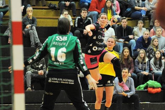 Marlene Zapf (TusSis Metzingen 2) gegen Anne Bocka (Schwaben Hornets 16) im Tor Handball,Frauen,andball,Frauen,DHB-Pokal,Viertelfinale,13.01.2018, Foto:TBaur Eibner Nellingen Copyright: xEIBNER Tobias_Baurx EP_TBR