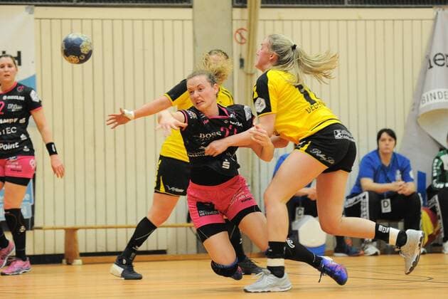 Maren Weigel (TusSis Metzingen 22) gegen Lena Degenhardt (Schwaben Hornets 10) Handball,Frauen,DHB-Pokal,Viertelfinale,13.01.2018, Foto:TBaur Eibner Nellingen Copyright: xEIBNER Tobias_Baurx EP_TBR