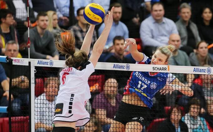 BAU 13.01.2018 Stuttgart Volleyball Allianz MTV Stuttgart vs. VfB Suhl LOTTO Thüringen, Paige Tapp (Stuttgart, rechts)