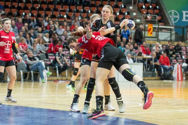 Jenny Karolius ( 14, TSV 04 Bayer Leverkusen) hindert Tamara Haggerty ( 5, HSG Bad Wildungen Vipers) am Wurf TSV Bayer 04 Leverkusen vs HSG Bad Wildungen, Handball, DHB Pokal Frauen, 13.01.18 Leverkusen NRW Deutschland Ostermann Arena