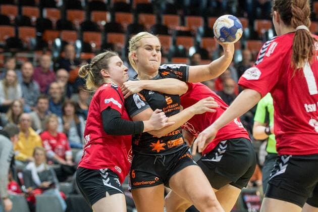 Anna Seidel ( 4, TSV 04 Bayer Leverkusen) versucht Anouk Nieuwenweg ( 6, HSG Bad Wildungen Vipers) zu stoppen TSV Bayer 04 Leverkusen vs HSG Bad Wildungen, Handball, DHB Pokal Frauen, 13.01.18 Leverkusen NRW Deutschland Ostermann Arena