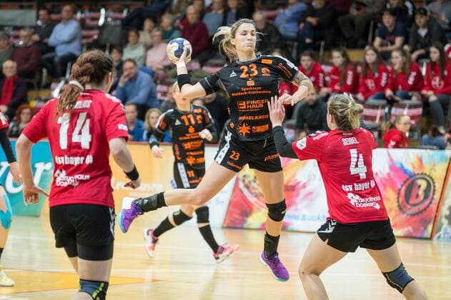 Laura Vasilescu ( 23, HSG Bad Wildungen Vipers) beim Wurf gegen Anna Seidel ( 4, TSV 04 Bayer Leverkusen) TSV Bayer 04 Leverkusen vs HSG Bad Wildungen, Handball, DHB Pokal Frauen, 13.01.18 Leverkusen NRW Deutschland Ostermann Arena