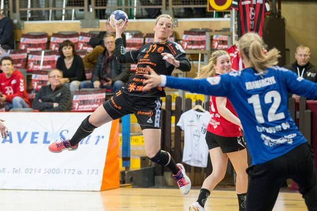 Miranda Schmidt-Robben ( 11, HSG Bad Wildungen Vipers) beim Wurf gegen Katja Kramarczyk ( 12, TSV 04 Bayer Leverkusen) TSV Bayer 04 Leverkusen vs HSG Bad Wildungen, Handball, DHB Pokal Frauen, 13.01.18 Leverkusen NRW Deutschland Ostermann Arena