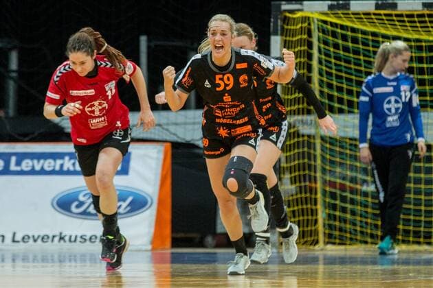 Torjubel Lisa-Marie Preis ( 59, HSG Bad Wildungen Vipers), dahinter Tamara Haggerty ( 5, HSG Bad Wildungen Vipers) TSV Bayer 04 Leverkusen vs HSG Bad Wildungen, Handball, DHB Pokal Frauen, 13.01.18 Leverkusen NRW Deutschland Ostermann Arena
