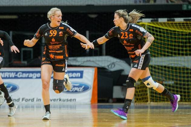 Torjubel von Lisa-Marie Preis ( 59, HSG Bad Wildungen Vipers) mit Laura Vasilescu ( 23, HSG Bad Wildungen Vipers) TSV Bayer 04 Leverkusen vs HSG Bad Wildungen, Handball, DHB Pokal Frauen, 13.01.18 Leverkusen NRW Deutschland Ostermann Arena