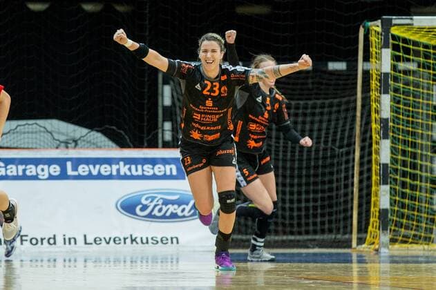 Torjubel von Laura Vasilescu ( 23, HSG Bad Wildungen Vipers) TSV Bayer 04 Leverkusen vs HSG Bad Wildungen, Handball, DHB Pokal Frauen, 13.01.18 Leverkusen NRW Deutschland Ostermann Arena