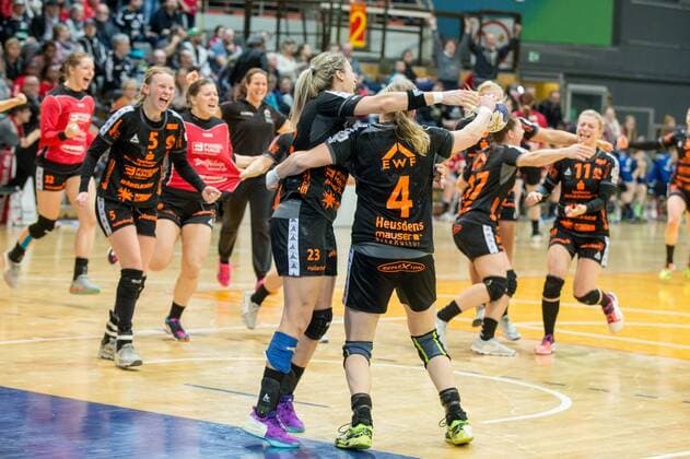 Jubel von Tamara Haggerty ( 5, HSG Bad Wildungen Vipers), Laura Vasilescu ( 23, HSG Bad Wildungen Vipers), Sabine Heusdens ( 4, HSG Bad Wildungen) und dem gesamten Team über den Einzug ins Final Four TSV Bayer 04 Leverkusen vs HSG Bad Wildungen, Handball, DHB Pokal Frauen, 13.01.18 Leverkusen NRW Deutschland Ostermann Arena