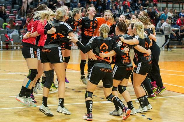 Jubel von Tamara Haggerty ( 5, HSG Bad Wildungen Vipers), Laura Vasilescu ( 23, HSG Bad Wildungen Vipers), Sabine Heusdens ( 4, HSG Bad Wildungen), Manuela Brütsch ( 12, HSG Bad Wildungen Vipers), Rinka Duijndam ( 1, HSG Bad Wildungen), Tessa Bremmer ( 2, Trainerin, HSG Bad Wildungen Vipers) und dem gesamten Team über den Einzug ins Final Four TSV Bayer 04 Leverkusen vs HSG Bad Wildungen, Handball, DHB Pokal Frauen, 13.01.18 Leverkusen NRW Deutschland Ostermann Arena