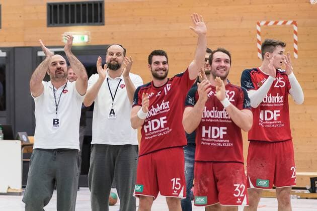 Sascha Marquardt (SG H2Ku Herrenberg 18), Alexander Job (SG H2Ku Herrenberg Trainer), Markus Guse (SG H2Ku Herrenberg Co-Trainer), Maximilian Fuhrmann (SG H2Ku Herrenberg 15), Cornelius Maas (SG H2Ku Herrenberg 32),Jan Kussmann (SG H2Ku Herrenberg 25), Jubel, TV Weilstetten gegen SG H2Ku Herrenberg , Handball, BWOL, Maenner, 13.01.2018, Balingen Copyright: xEIBNER WolfgangxFrankx EP_WFK