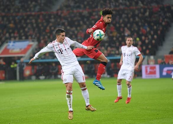 12.01.2018, Fussball GER, 1. Bundesliga Saison 2017 2018, 18. Spieltag, Bayer 04 Leverkusen - FC Bayern Muenchen, v.li., James Rodriguez (Bayern Muenchen), Benjamin Henrichs (Bayer 04 Leverkusen) *** 12 01 2018 football GER 1 Bundesliga season 2017 2018 18 game day Bayer 04 Leverkusen FC Bayern München v li James Rodriguez Bayern Munich Benjamin Hamilton Bayer 04 Leverkusen Team2