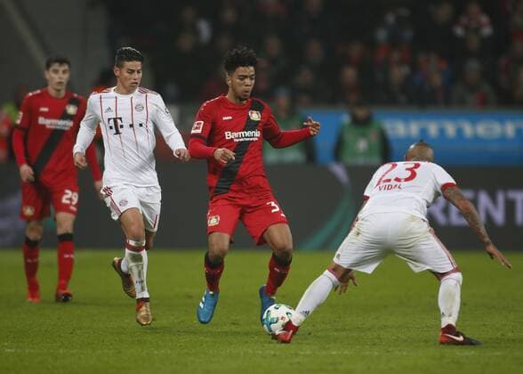Leverkusen, Deutschland, 1. Fußball- BL, Spieltag 18, Bayer Leverkusen - FC Bayern München 1-3 am 12 .01. 2018 in der Bay-Arena in Leverkusen James RUBIO RODRIGUEZ (FCB) 2.v.li.- und Benjamin HENRICHS (LEV) 2.v.re.- *** Leverkusen Germany 1 football BL Matchday 18 Bayer Leverkusen Bayern Munich 1 3 on 12 01 2018 in the Bay arena in Leverkusen James RUBIO RODRIGUEZ FCB 2 v li and Benjamin Hamilton LEV 2 v re
