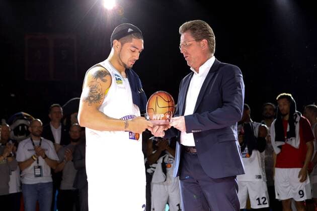 Deutschland, Göttingen, LOKHALLE Göttingen, 13.01.2018, Basketball - ALLSTAR Day 2018 Bild: MVP des Spiels, Peyton Siva (ALBA BERLIN, Team International) lk. bekommt von Dr. Stefan Holz Geschäftsführer der Basketball Bundesliga GmbH die Trophäe überreicht Copyright: HMBxMedia xHeikoxBecker