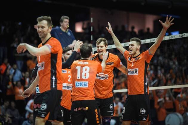 Berlin, Germany, 14.01.2018: Paul Carroll (BR Volleys 12), Steven Marshall (BR Volleys 2), Pierre Pujol (BR Volleys 18), Robert Kromm (BR Volleys 3), Aleksandar Okolic (BR Volleys 1) jubeln beim Spiel der Volleyball Bundesliga zwischen den Berlin Recycling Volleys und SWD Powervolleys Düren.