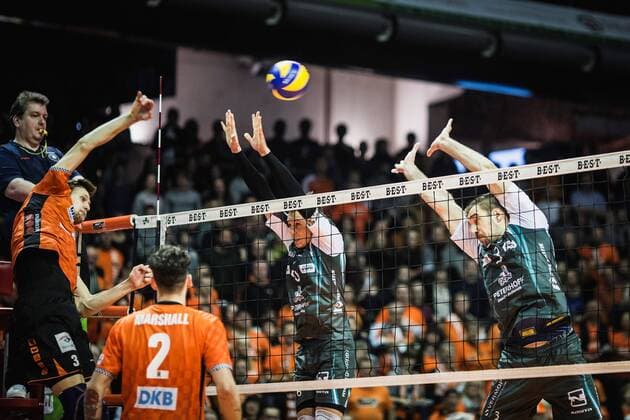 Bilder des Tages - SPORT Berlin, Germany, 14.01.2018: Robert Kromm (BR Volleys 3) gegen den Block aus Karli Allik (Düren 6) und Tim Broshog (Düren 3) beim Spiel der Volleyball Bundesliga zwischen den Berlin Recycling Volleys und SWD Powervolleys Düren.