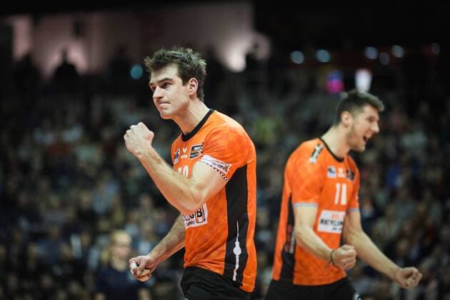 Berlin, Germany, 14.01.2018: Pierre Pujol (BR Volleys 18) und Adam White (BR Volleys 11) jubeln beim Spiel der Volleyball Bundesliga zwischen den Berlin Recycling Volleys und SWD Powervolleys Düren.