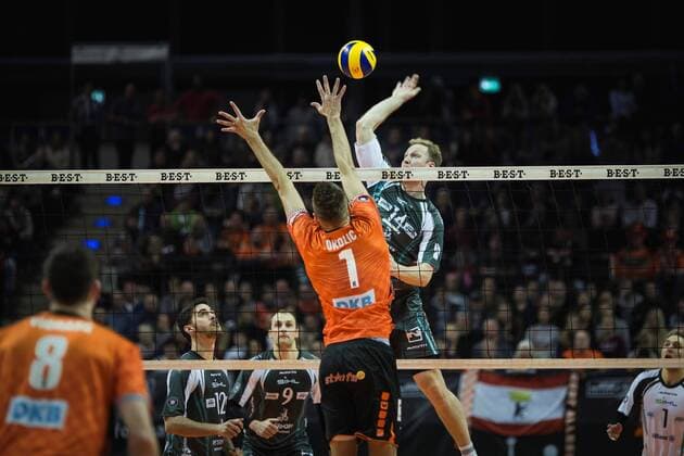 Berlin, Germany, 14.01.2018: Jaromir Zachrich (Düren 14) gegen den Block aus Aleksandar Okolic (BR Volleys 1) beim Spiel der Volleyball Bundesliga zwischen den Berlin Recycling Volleys und SWD Powervolleys Düren.