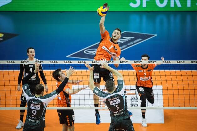 Berlin, Germany, 14.01.2018: Aleksandar Okolic (BR Volleys 1) gegen den Block aus Tim Broshog (Düren 3) beim Spiel der Volleyball Bundesliga zwischen den Berlin Recycling Volleys und SWD Powervolleys Düren.