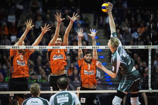 Berlin, Germany, 14.01.2018: Marvin Prolingheuer (Düren 8) gegen den Block aus Paul Carroll (BR Volleys 12), Aleksandar Okolic (BR Volleys 1) und Steven Marshall (BR Volleys 2) beim Spiel der Volleyball Bundesliga zwischen den Berlin Recycling Volleys und SWD Powervolleys Düren.