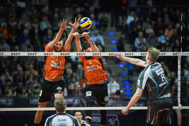 Berlin, Germany, 14.01.2018: Marvin Prolingheuer (Düren 8) gegen den Block aus Aleksandar Okolic (BR Volleys 1) und Steven Marshall (BR Volleys 2) beim Spiel der Volleyball Bundesliga zwischen den Berlin Recycling Volleys und SWD Powervolleys Düren.