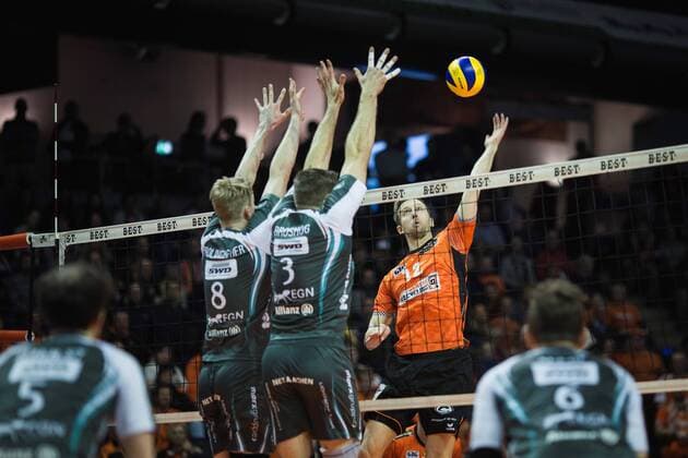 Berlin, Germany, 14.01.2018: Paul Carroll (BR Volleys 12) gegen den Block aus Marvin Prolingheuer (Düren 8) und Tim Broshog (Düren 3) beim Spiel der Volleyball Bundesliga zwischen den Berlin Recycling Volleys und SWD Powervolleys Düren.