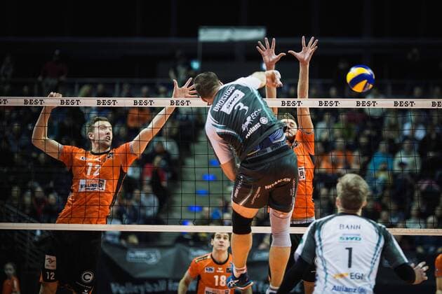 Berlin, Germany, 14.01.2018: Tim Broshog (Düren 3) gegen den Block aus Paul Carroll (BR Volleys 12) und Aleksandar Okolic (BR Volleys 1) beim Spiel der Volleyball Bundesliga zwischen den Berlin Recycling Volleys und SWD Powervolleys Düren.