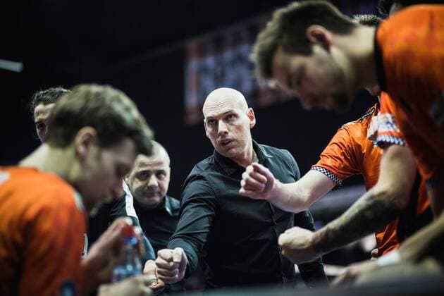 Bilder des Tages - SPORT Berlin, Germany, 14.01.2018: Trainer Luke Reynolds (BR Volleys) beim Spiel der Volleyball Bundesliga zwischen den Berlin Recycling Volleys und SWD Powervolleys Düren.