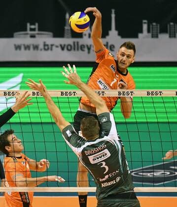 Aleksandar Okolic (BR Volleys), beim Schmetterball, vorne Tim Broshog (Düren), BR Volleys Berlin - SWD powervolleys Düren Deutsche Volleyball Liga, Saison 2017 2018, Herren, Männer, Männer, men, Volleyball, Deutschland, Germany, Max-Schmeling-Halle Berlin, 14.1.2018