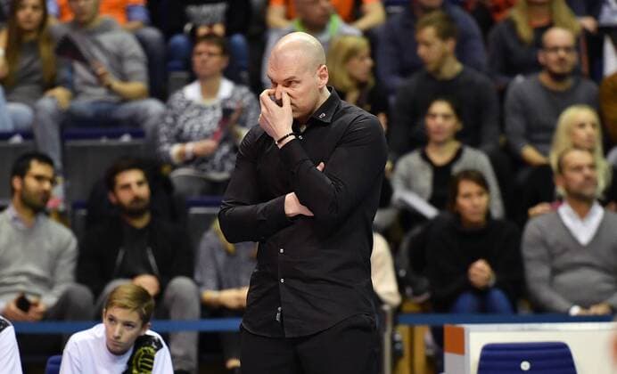 Luke Reynolds (Trainer BR Volleys), nachdenklich BR Volleys Berlin - SWD powervolleys Düren Deutsche Volleyball Liga, Saison 2017 2018, Herren, Männer, Männer, men, Volleyball, Deutschland, Germany, Max-Schmeling-Halle Berlin, 14.1.2018