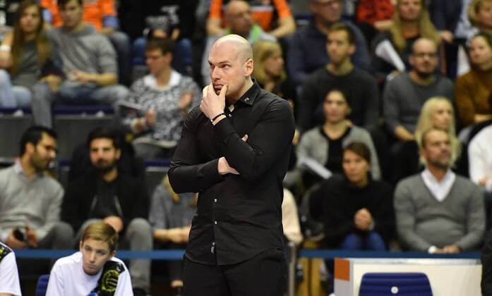 Luke Reynolds (Trainer BR Volleys), nachdenklich BR Volleys Berlin - SWD powervolleys Düren Deutsche Volleyball Liga, Saison 2017 2018, Herren, Männer, Männer, men, Volleyball, Deutschland, Germany, Max-Schmeling-Halle Berlin, 14.1.2018