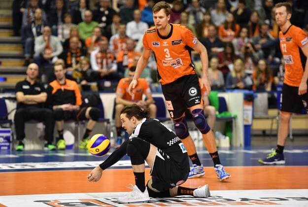 Luke Perry (BR Volleys), bei der Ballannahme, hinten Robert Kromm (BR Volleys), BR Volleys Berlin - SWD powervolleys Düren Deutsche Volleyball Liga, Saison 2017 2018, Herren, Männer, Männer, men, Volleyball, Deutschland, Germany, Max-Schmeling-Halle Berlin, 14.1.2018