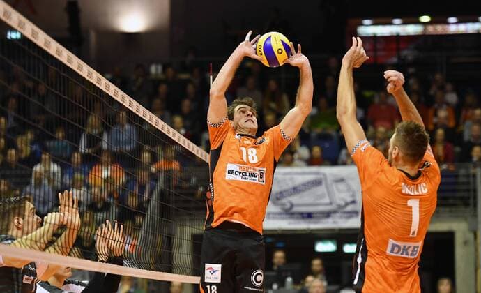Pierre Pujol (BR Volleys), beim Zuspiel zu Aleksandar Okolic (BR Volleys), BR Volleys Berlin - SWD powervolleys Düren Deutsche Volleyball Liga, Saison 2017 2018, Herren, Männer, Männer, men, Volleyball, Deutschland, Germany, Max-Schmeling-Halle Berlin, 14.1.2018