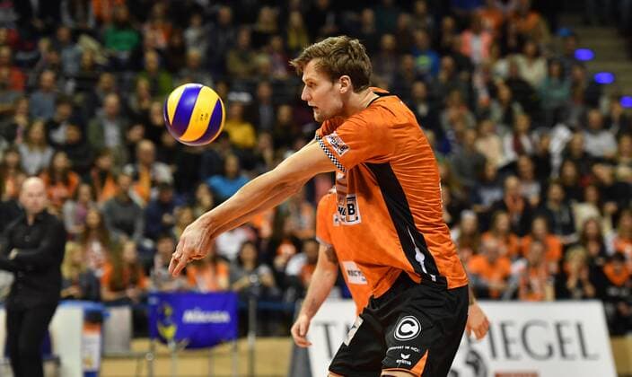 Robert Kromm (BR Volleys), bei der Ballannahme BR Volleys Berlin - SWD powervolleys Düren Deutsche Volleyball Liga, Saison 2017 2018, Herren, Männer, Männer, men, Volleyball, Deutschland, Germany, Max-Schmeling-Halle Berlin, 14.1.2018