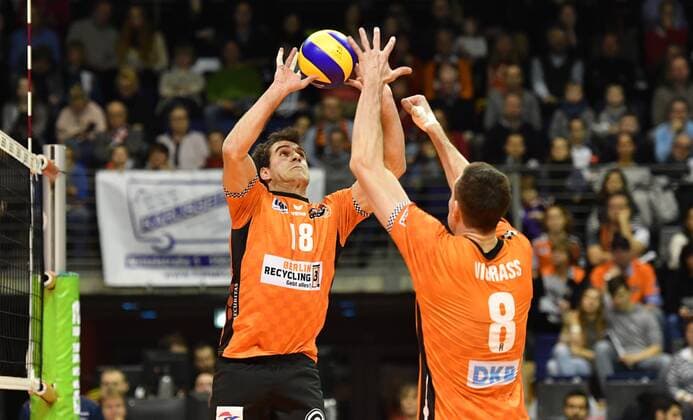 Pierre Pujol (BR Volleys), beim Zuspiel zu Graham Vigrass (BR Volleys), BR Volleys Berlin - SWD powervolleys Düren Deutsche Volleyball Liga, Saison 2017 2018, Herren, Männer, Männer, men, Volleyball, Deutschland, Germany, Max-Schmeling-Halle Berlin, 14.1.2018