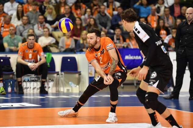 Steven Marshall (BR Volleys), bei der Ballannahme, vorne Luke Perry (BR Volleys), BR Volleys Berlin - SWD powervolleys Düren Deutsche Volleyball Liga, Saison 2017 2018, Herren, Männer, Männer, men, Volleyball, Deutschland, Germany, Max-Schmeling-Halle Berlin, 14.1.2018