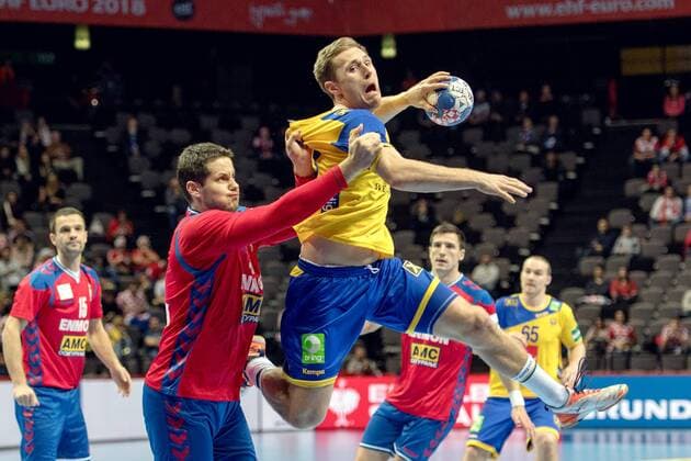 180114 Sveriges Albin Lagergren tas hart av Serbiens Bojan Beljanski under handbollsmatchen mellan Serbien och Sverige under Handbolls-EM 2018 den 14 januari 2018 i Split. Copyright: LUDVIGxTHUNMAN BB180114LT013