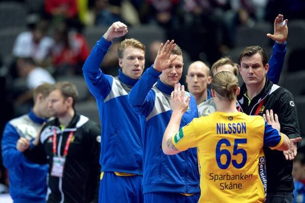 180114 Sveriges Lukas Nilsson jublar med bänken under handbollsmatchen mellan Serbien och Sverige under Handbolls-EM 2018 den 14 januari 2018 i Split. Copyright: LUDVIGxTHUNMAN BB180114LT016