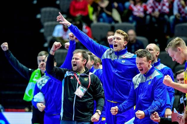 180114 Den svenska bänken med förbundskapten Kristjan Andresson jublar under handbollsmatchen mellan Serbien och Sverige under Handbolls-EM 2018 den 14 januari 2018 i Split. Copyright: LUDVIGxTHUNMAN BB180114LT017