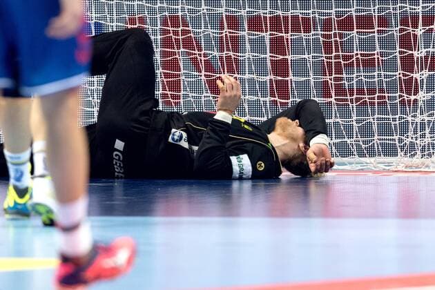 180114 Sveriges malvakt Mikael Appelgren grinar illa efter ett skott i huvudet under handbollsmatchen mellan Serbien och Sverige under Handbolls-EM 2018 den 14 januari 2018 i Split. Copyright: LUDVIGxTHUNMAN BB180114LT021