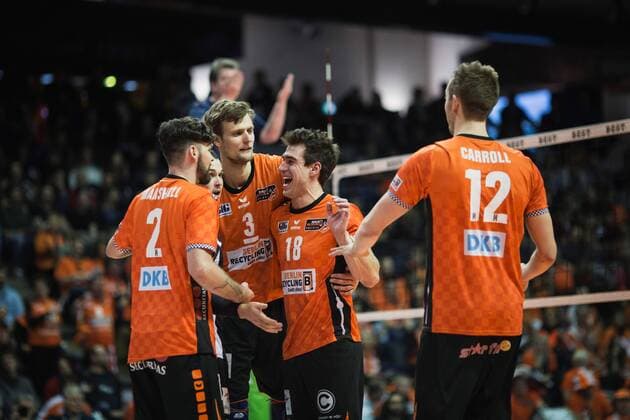Berlin, Germany, 14.01.2018: Steven Marshall (BR Volleys 2), Luke Perry (BR Volleys 4), Robert Kromm (BR Volleys 3), Pierre Pujol (BR Volleys 18), Paul Carroll (BR Volleys 12) jubeln beim Spiel der Volleyball Bundesliga zwischen den Berlin Recycling Volleys und SWD Powervolleys Düren.