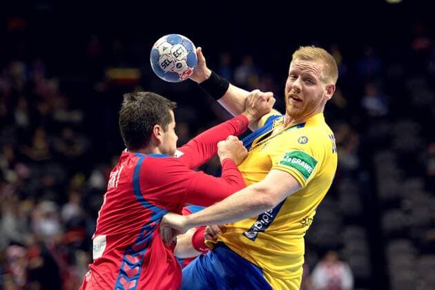Bilder des Tages - SPORT 180114 Sveriges Jim Gottfridsson och Serbiens Bojan Beljanski under handbollsmatchen mellan Serbien och Sverige under Handbolls-EM 2018 den 14 januari 2018 i Split. Copyright: LUDVIGxTHUNMAN BB180114LT024