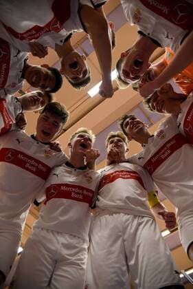 Jubel und Freude bei dem Turniersieger VfB Stuttgart, Torwart Florian Schock, Manuel Reutter, Hamza Cetinkaya, Elias Nonnenmann, Maximilian Maier, Christian Mistl, Jordan Meyer, Jovan Djermanovice, Ivan Cabraja, Lilian Egloff, Noah Ganaus. Deutschland, Gaildorf: Jugendfussball, Hallenfussballturnier: Jugend Euro Cup 2018 am 14.01.2018, Sporthalle.