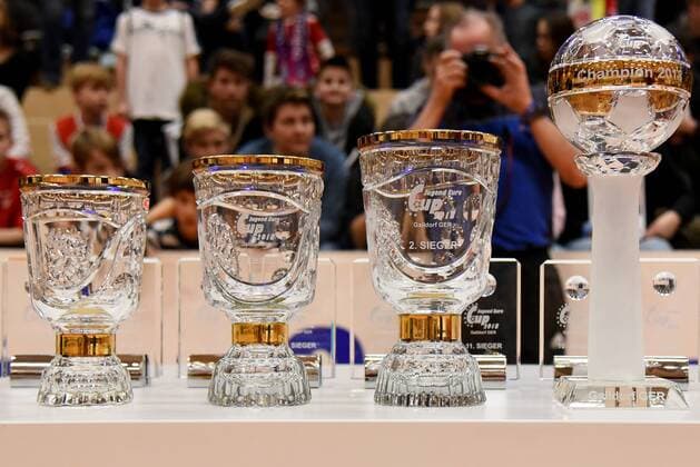Feature, die Siegerpokale warten auf die Überreichung. Deutschland, Gaildorf: Jugendfussball, Hallenfussballturnier: Jugend Euro Cup 2018 am 14.01.2018, Sporthalle.